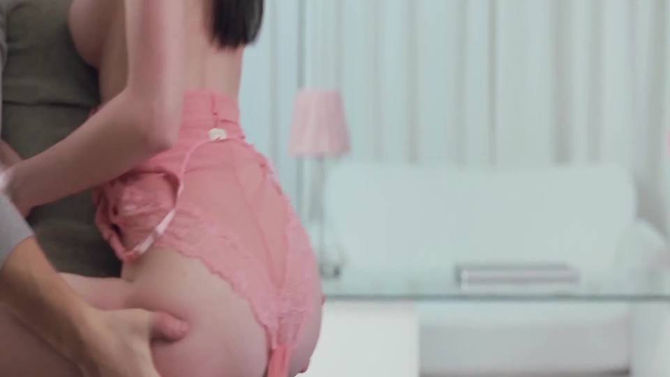 Baise très sensuelle avec une jolie brunette...