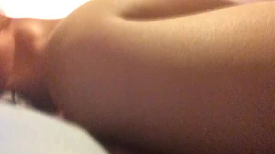 Pucelle se fait gicler à la face en pleine masturbation