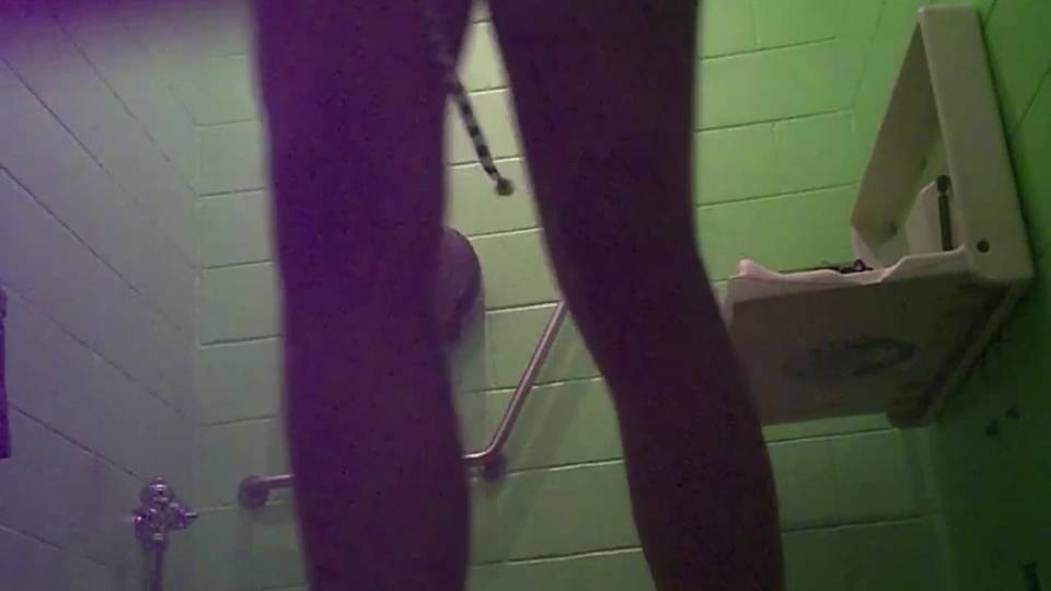 Petite caméra cachée dans les toilettes publiques