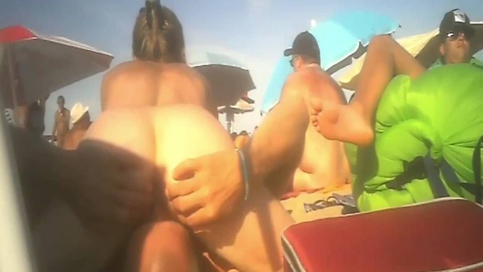 Un couple libertin baise sur la plage