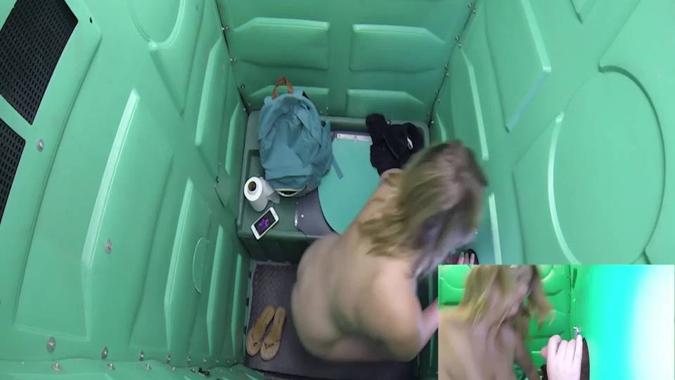 Elle suce des bites dans un glory holes...