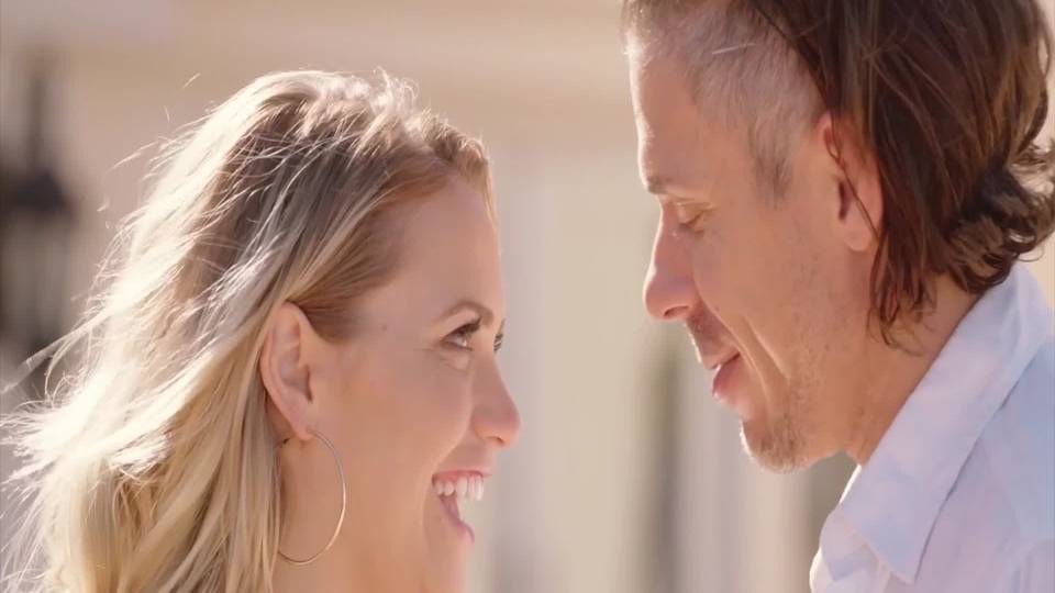 La blonde sensuelle se fait prendre par toutes ses ouvertures