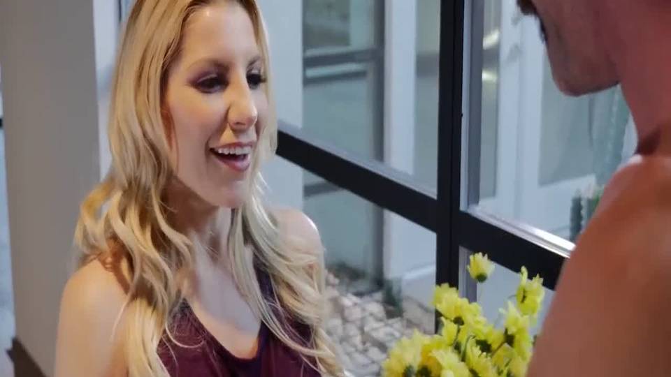 A peine rentrée, la belle blonde se fait rembourrer sa chatte par son marri pervers