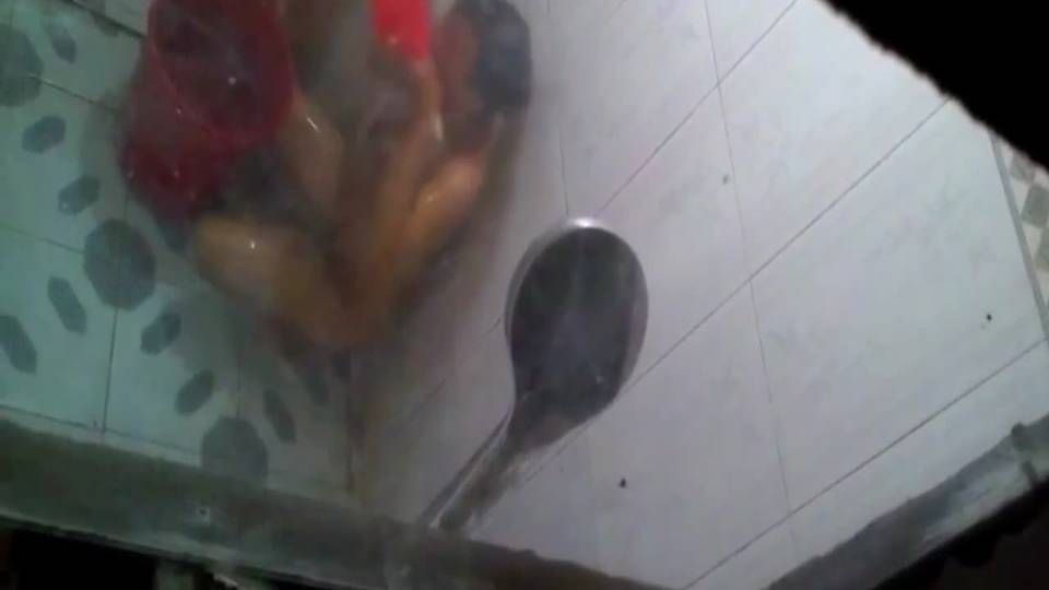 Une thai filmée sous sa douche