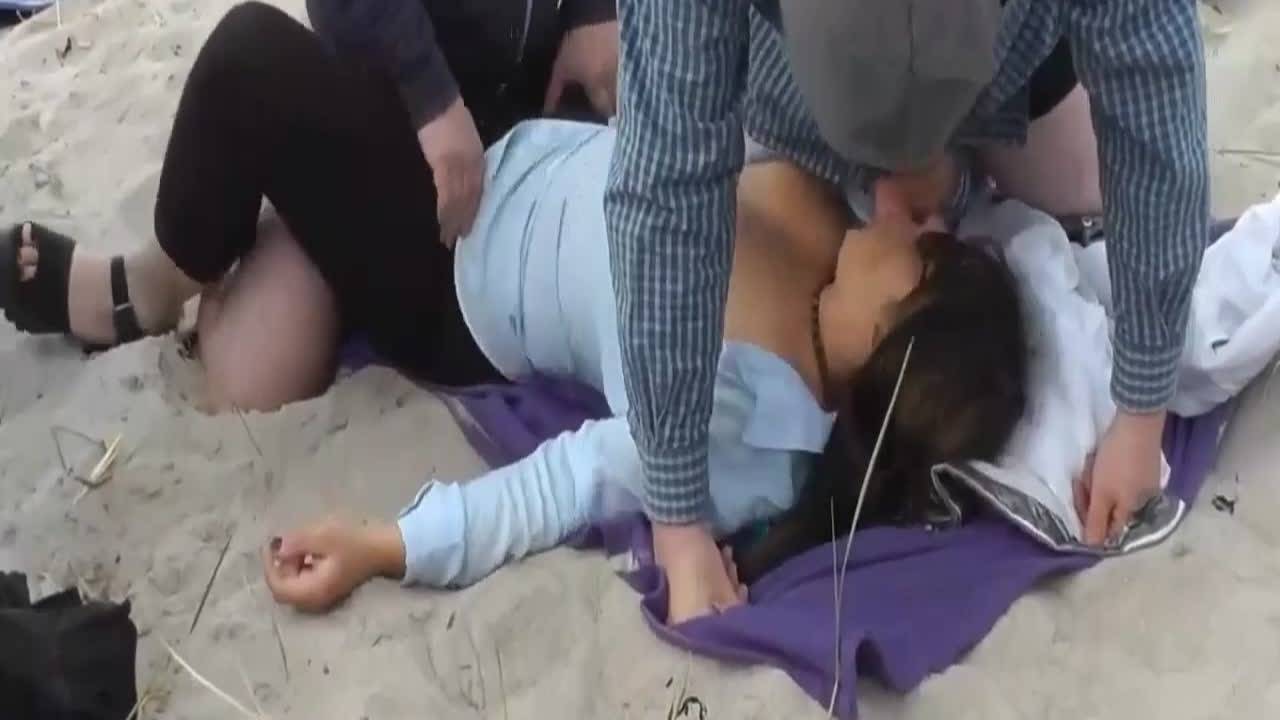 Une libertine se fait partouzer dans les dunes