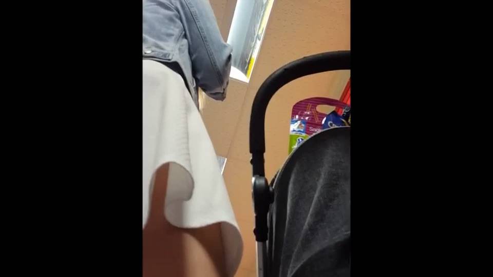 Sous la jupette d'une jeune maman