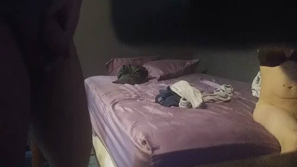 Une latine en feu bien queutée au lit