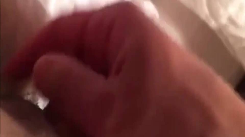 Micropenis ou gros clitoris ? Branlette jusqu'à l'orgasme