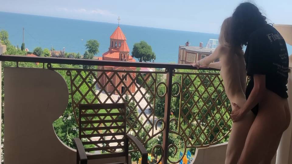 Elle baise sur le balcon avec vue sur l'église !