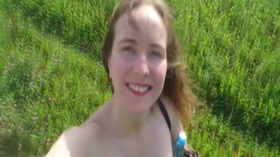 Beauté naturelle se balade à poil en pleine nature