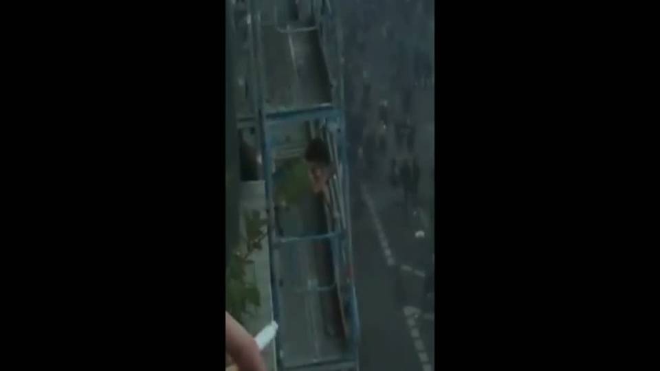 Elle baise au balcon pendant une manif des gilets jaunes