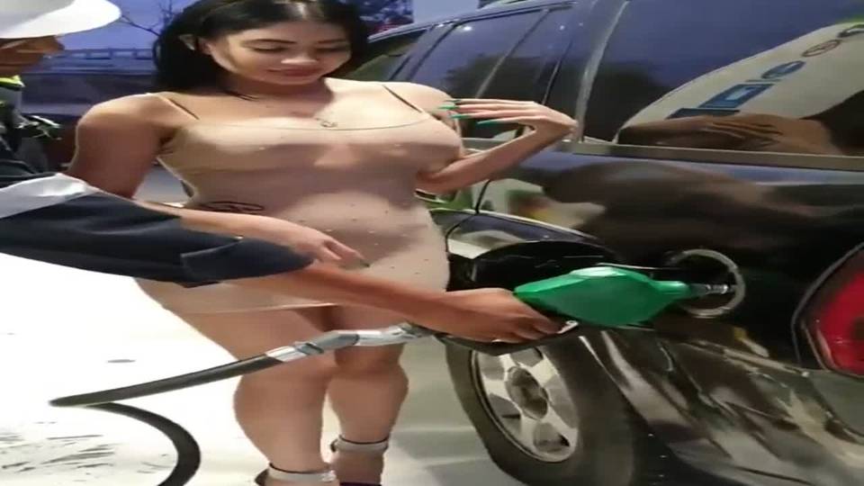 Elle s'exhibe comme une pute en manque à la station service