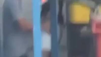 Un mec surprend un couple pendant la pipe