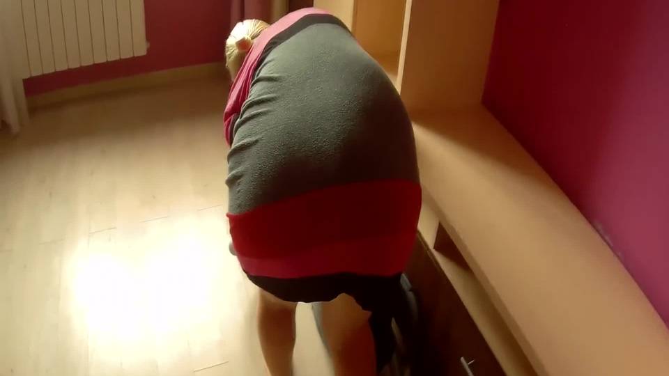 La femme de ménage est une insatiable salope au cul gourmand