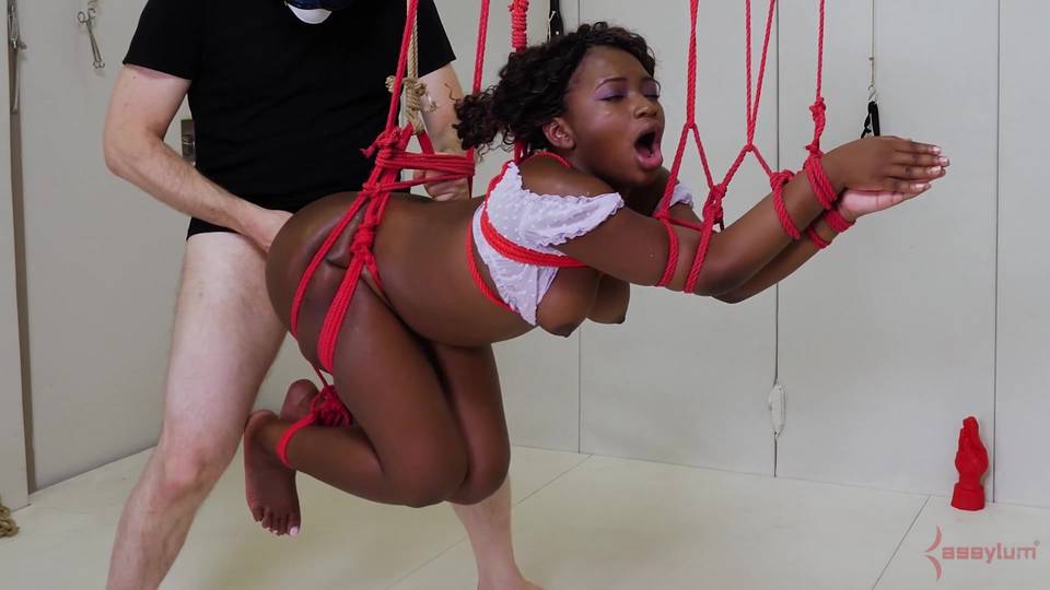 Ebony Noemie Bilas suspendue et dominée par un mec masqué