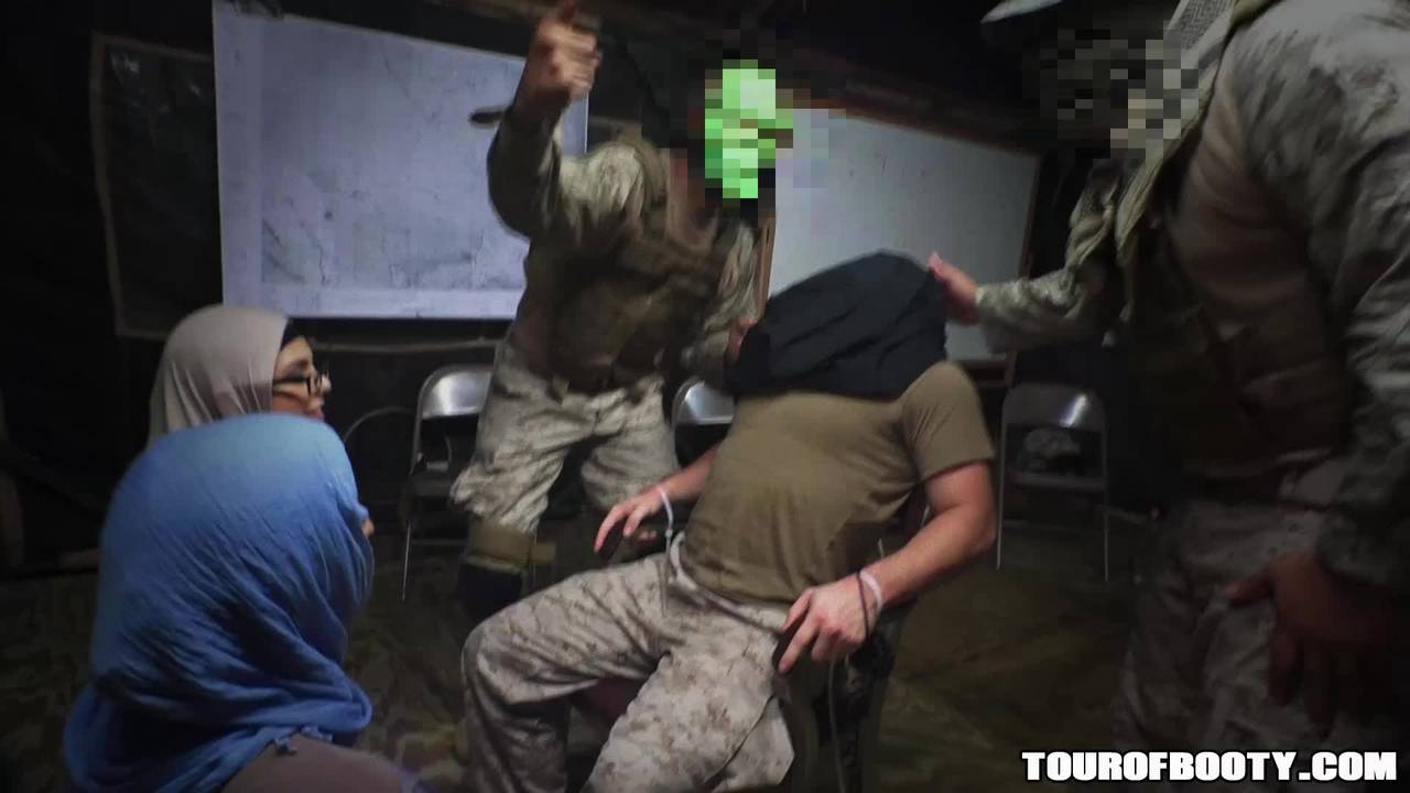 Filles arabes baisent des soldats dans une base