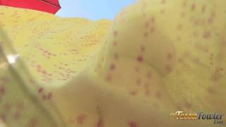 Tessa Fowler tease à la piscine habillée en jaune