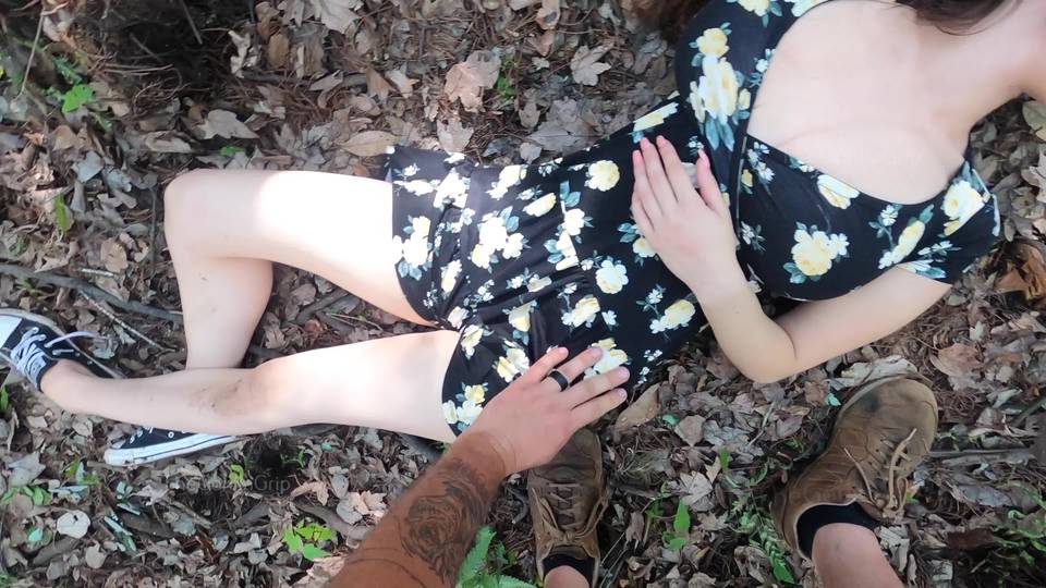 Une brune se fait attachée pour baiser