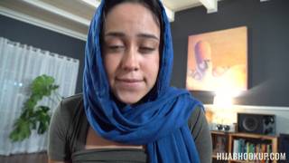 En hijab Dania Vega apprend avec son beau-frère