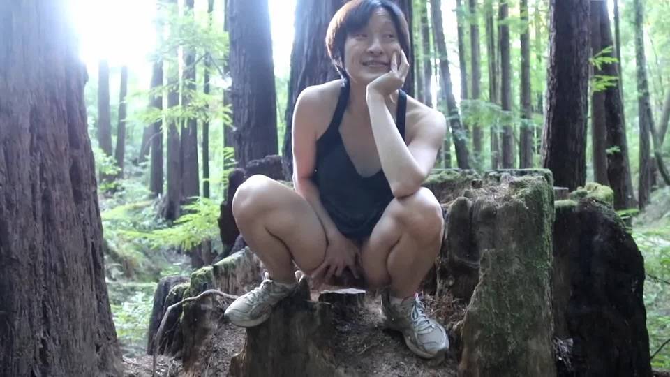 Pisseuse asiatique aime le sexe dans la nature