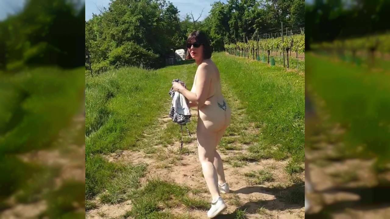 Vieille cochonne française se balade nue dans les vignes