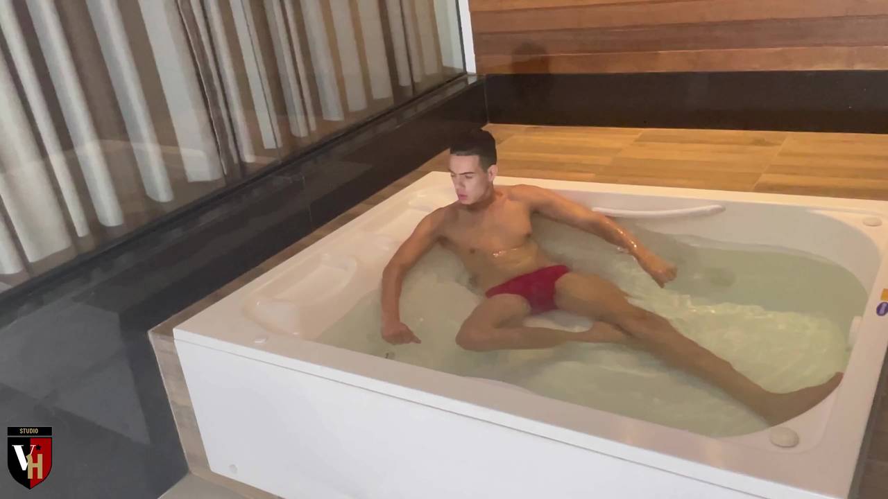 Baise à trois au bord d'un jacuzzi avec deux latines