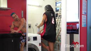 Evelyn Buarque nettoie la maison mais s’occupe la bite d’Oscar Luz