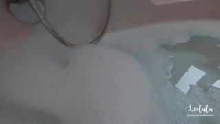 Le couple français Leolulu baise dans la baignoire