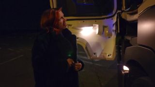 Je me fais niquer par un camionneur sur un parking de relais