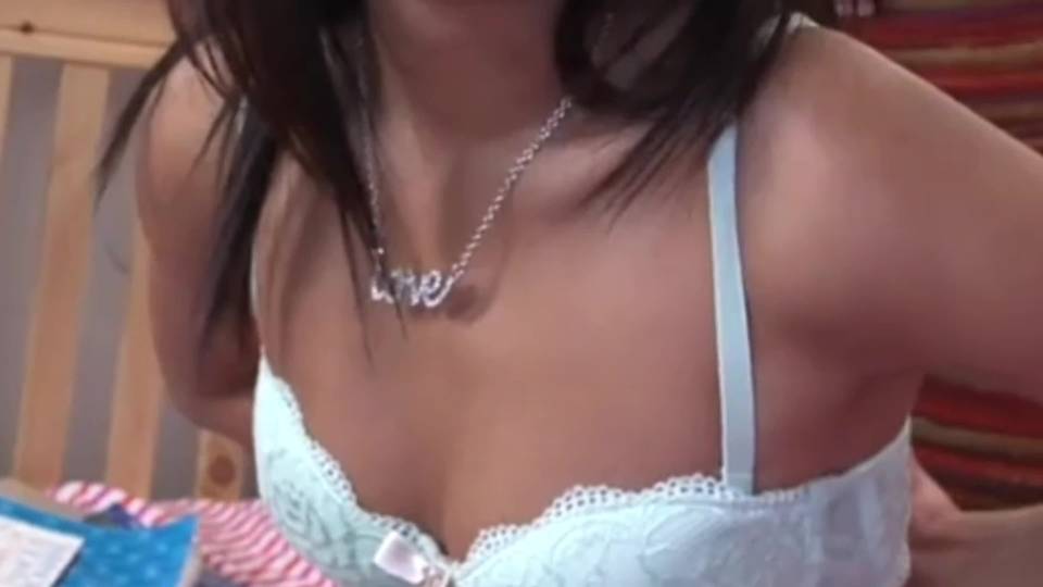 Alina Li s'exhibe et baise pour une faciale
