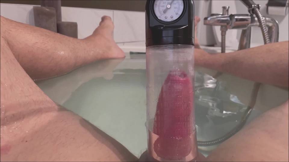 DomRodHunkDad se pompe seul sur chaise et dans la baignoire