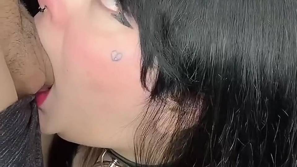 Brésilienne coquine s'enfonce une bite jusqu'à ce qu'elle s'étouffe