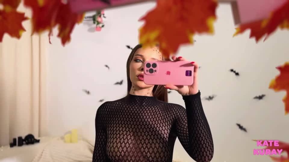 La féline Kate Kuray baise et prend une faciale massive