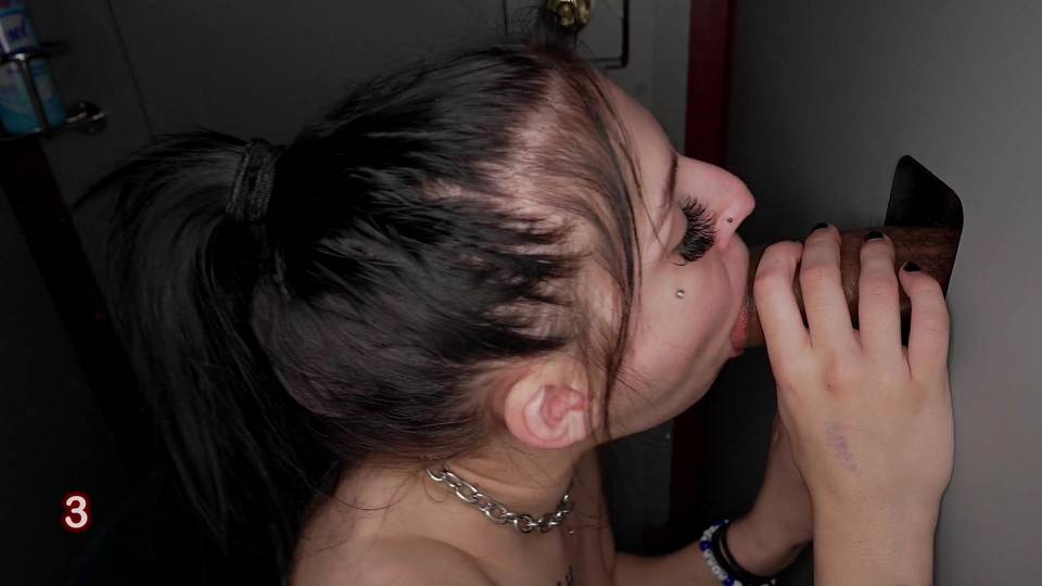 Jeune salope dans sa quatrième fois au glory hole