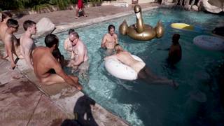 Plein de bites pour ces deux salopes à la piscine