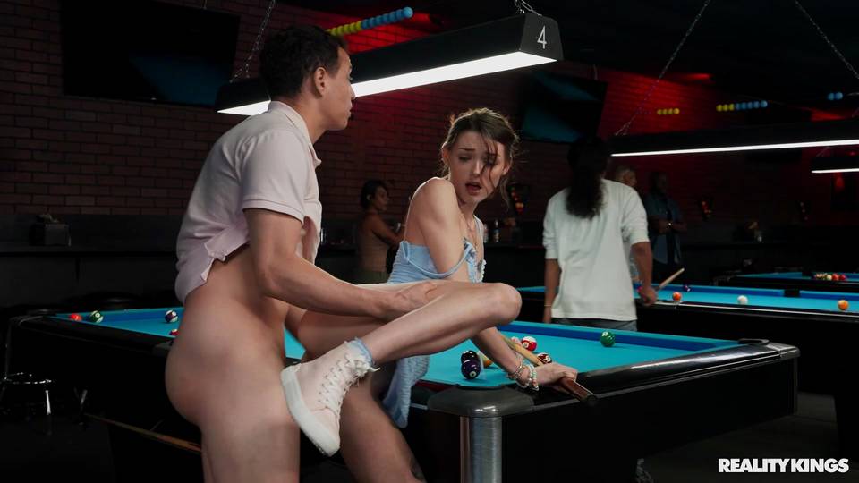 Shrooms Q baisée sur une table de billard