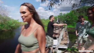 La rousse baise le mec de sa copine après une balade en bateau
